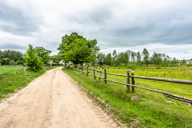 波兰乡村公路和马场在夏季，风景优美