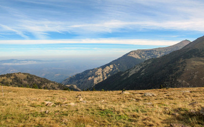 日落时分，法国南部比利牛斯山的朦胧山景