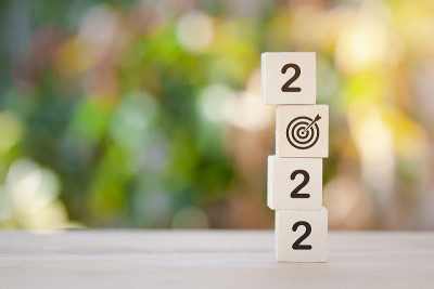 木制立方体，新年2022和目标目标在顶部，改变年从2021年到2022年。