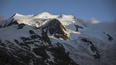 日落时分，在瑞士阿尔卑斯山恩加丁的莫特拉奇冰川上的雪山