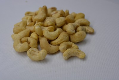 美味和健康的绿色开心果树坚果，devver水果，开心果位于一个白色哑光背景。