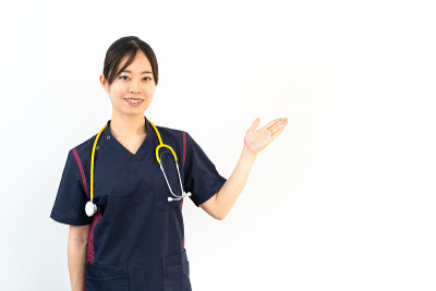 年轻女医生指导