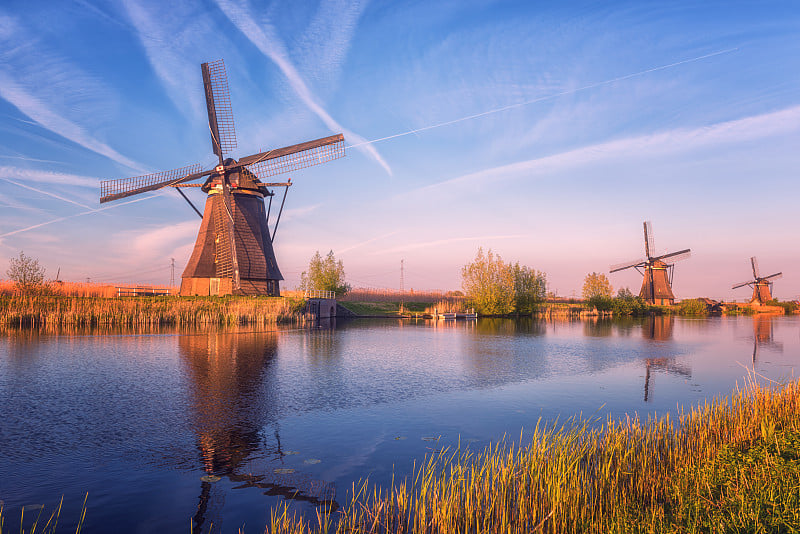 美丽的日落景观与风车和天空，传统的荷兰村庄米尔斯Kinderdijk，荷兰