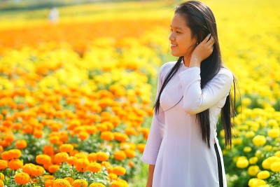 女孩笑在花园花春