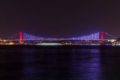 博斯普鲁斯大桥或7月15日殉道者桥，夜间全景，伊斯坦布尔