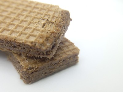 一堆巧克力味的威化饼
