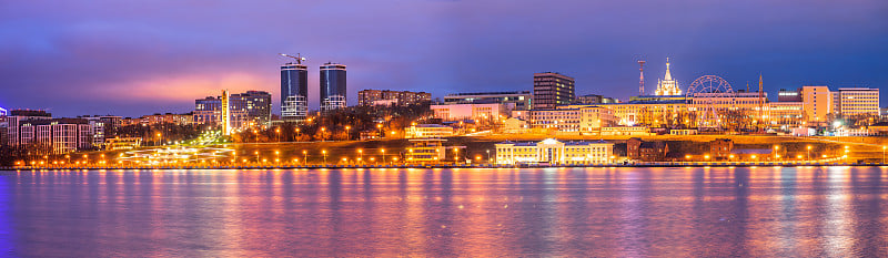 灯火通明的城市夜景。