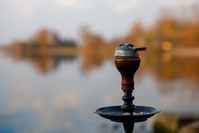 自然的水烟顶部。日落时间和湖的背景。