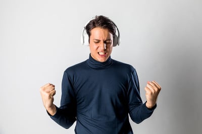 年轻人戴着无线耳机听着音乐