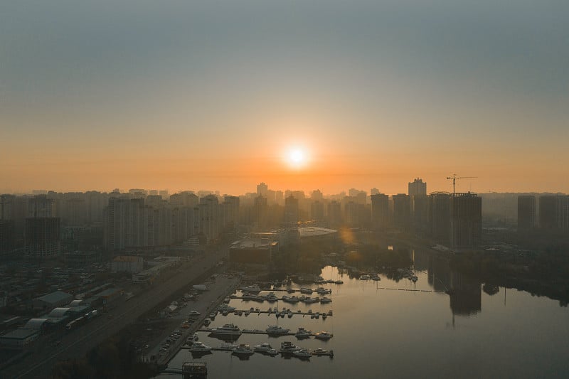 清晨的大都市日出美景，无人机拍摄