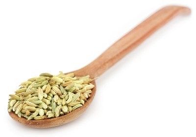 把茴香籽放在木勺里