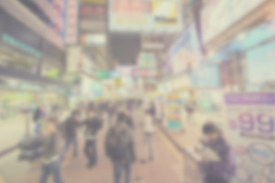 夜间模糊拥挤的城市街道
