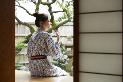 一个年轻的亚洲女人正在日本传统旅馆放松