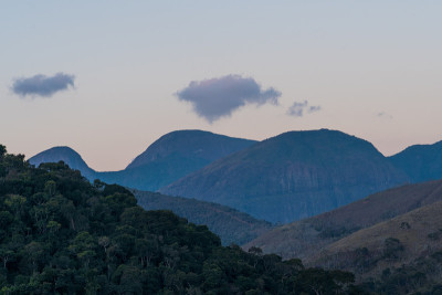 Itaipava山上的日落，Petrópolis。巴西里约热内卢山区。鸟瞰图。有选择性的重点