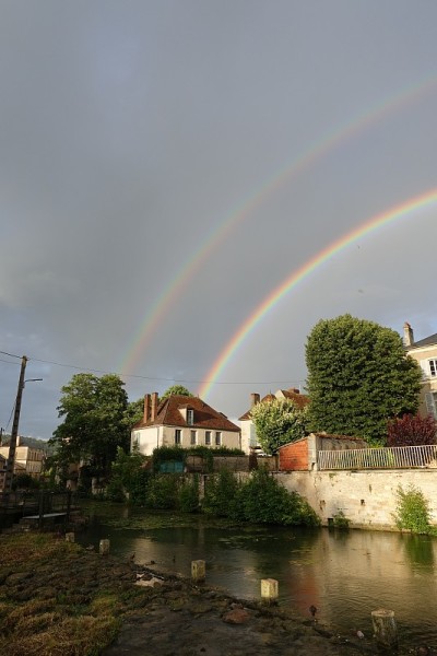克莱西Nièvre Bourgogne-Franche-Comté镇上空的彩虹