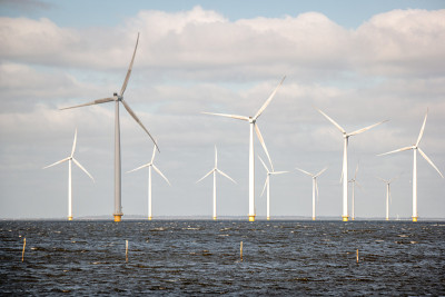 海上风车农场在海洋Westermeerwind公园，风车孤立在海上在一个美丽明媚的日子荷兰弗莱弗兰N