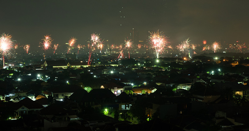 2020年，印度尼西亚东爪哇泗水的除夕烟火