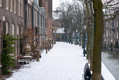 历史上的多尔德雷赫特的Pottenkade上，地上有雪