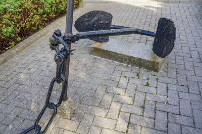An anker on the ground