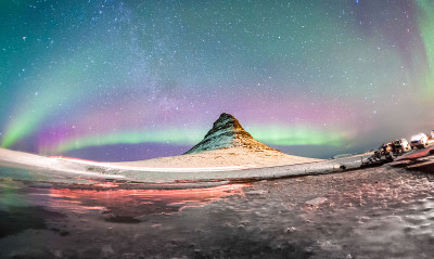 绚丽的北极光或更广为人知的北极光和冬季银河在冰岛Kirkjufell