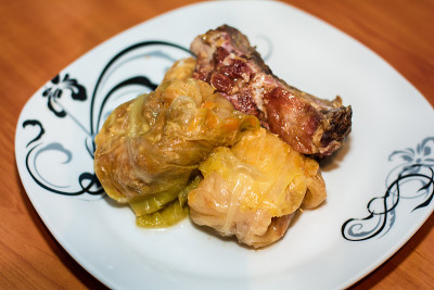 包心菜卷配米饭和肉