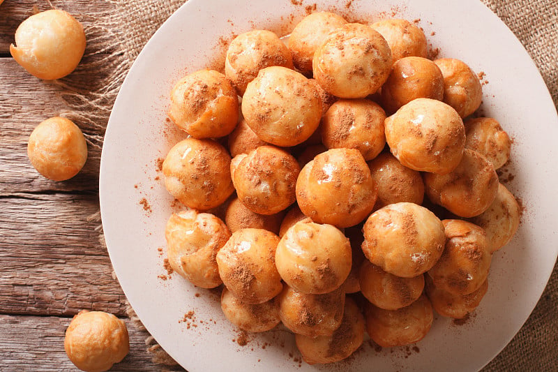 希腊loukouds甜甜圈与蜂蜜和肉桂特写