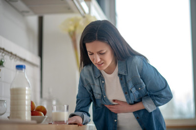 乳糖不耐妇女喝牛奶后胃痛