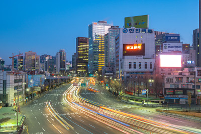 韩国首尔市首尔站附近的交通街道