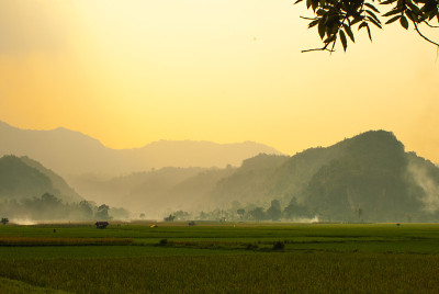 夕阳下的小山