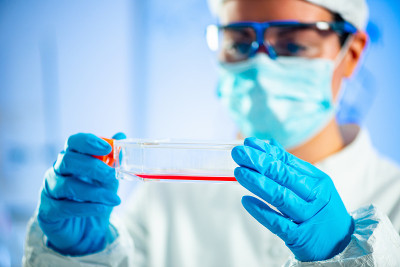 生物学实验室，研究细胞培养的科学家