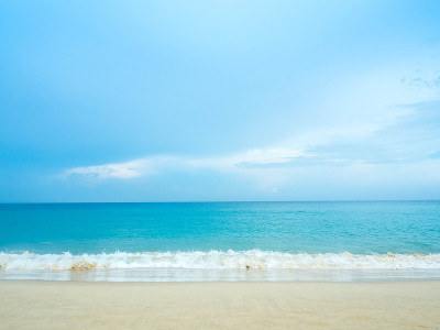 泰国普吉岛海滩上的蓝色海浪