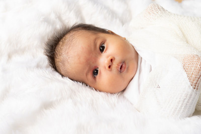 可爱的新生女婴在白色的毯子onÂ nurseryÂ床。Â AdorableÂ新出生的孩子，小男孩的眼