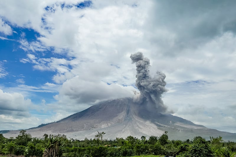 火山爆发。印度尼西亚苏门答腊锡那邦，2016年28-09