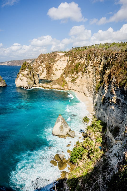 受欢迎的摄影景点和旅游目的地阿图海滩和悬崖，在努沙佩尼达岛，印度尼西亚巴厘岛