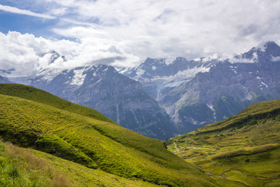 瑞士阿尔卑斯山的山路