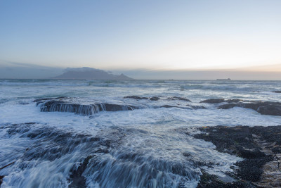 海浪冲击岩石