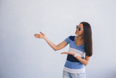 女人指着拷贝空间
