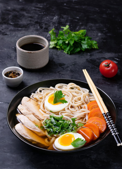 亚洲鸡肉拉面汤