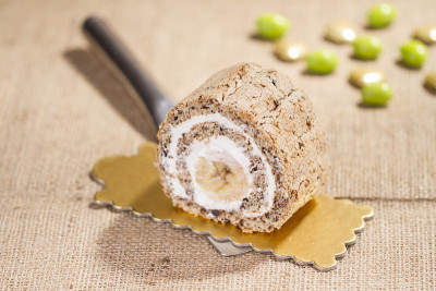 稻草袋桌上的金盘橙色蛋糕