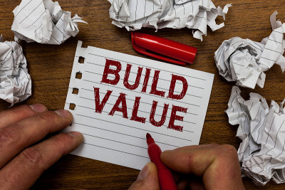 写笔记显示Build Value。商业照片展示了足够有效的方式，它将产生利润后，成本人持有马克笔笔记