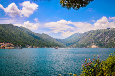 美丽的地中海风景。黑山科托尔湾(Boka Kotorska)佩拉斯特镇附近的山脉。