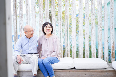 一对老夫妇在一个度假胜地友好地交谈