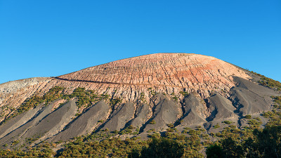 火山结构上的火山山蓝天背景，风成群岛，意大利