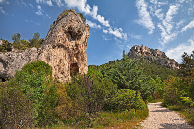 Fontaine-de-Vaucluse，阿维尼翁，法国:山景观与奇怪的岩石构成