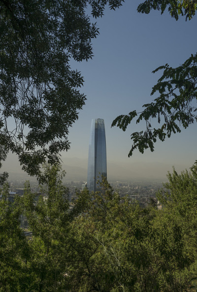 圣地亚哥天际线包括Costanera中心、Gran Torre和南美洲智利的安第斯山脉