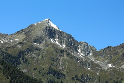 山顶有雪的绿色高山，K?htai,奥地利蒂罗尔