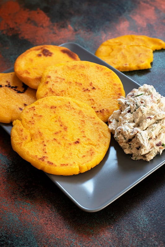 拉丁美洲早餐arepa (arepa):用磨碎的玉米面团加上奶酪和香草制成。委内瑞拉和哥伦比亚美食。