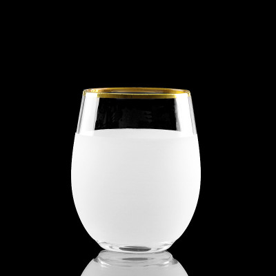 加冰的威士忌酒杯