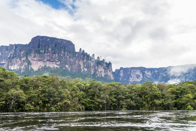 chuun河和tepui(桌山)Auyan国家公园，委内瑞拉