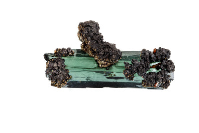 宏观石薇薇石矿物在白色背景